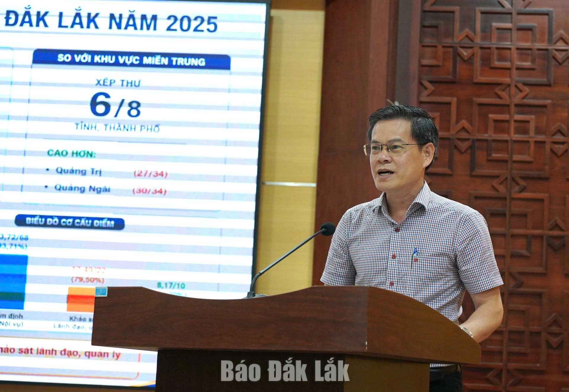 Tỉnh ủy viên, Giám đốc Sở Nội vụ Trương Ngọc Tuấn báo cáo kết quả thực hiện cải cách hành chính trên địa bàn tỉnh.